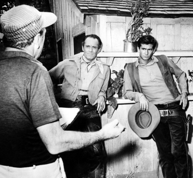 Anthony Mann, Henry Fonda & Anthony Perkins filming 'The Tin Star' (1957).
