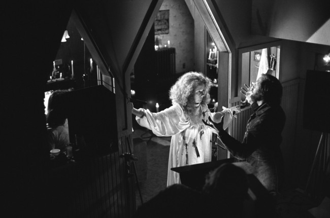 Piper Laurie & De Palma at work on 'Carrie'.